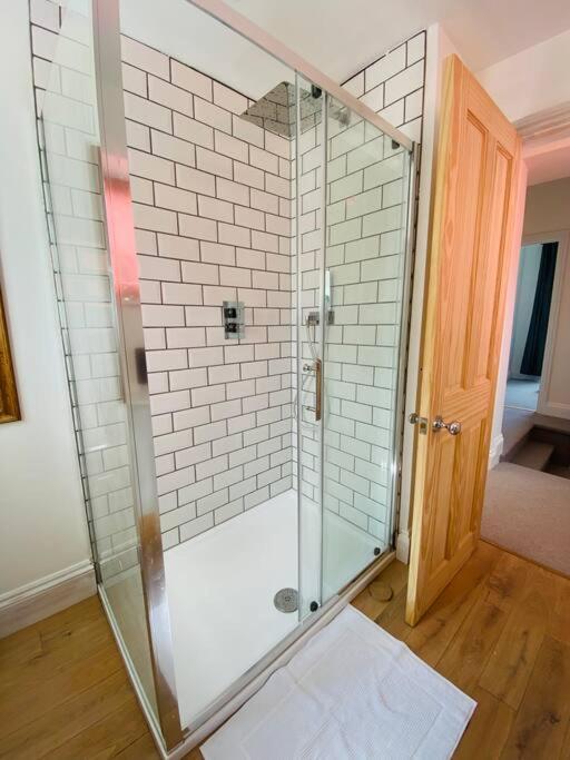 Beautiful 2 Bed End Terrace Victorian Town House Apartment Редрът Екстериор снимка