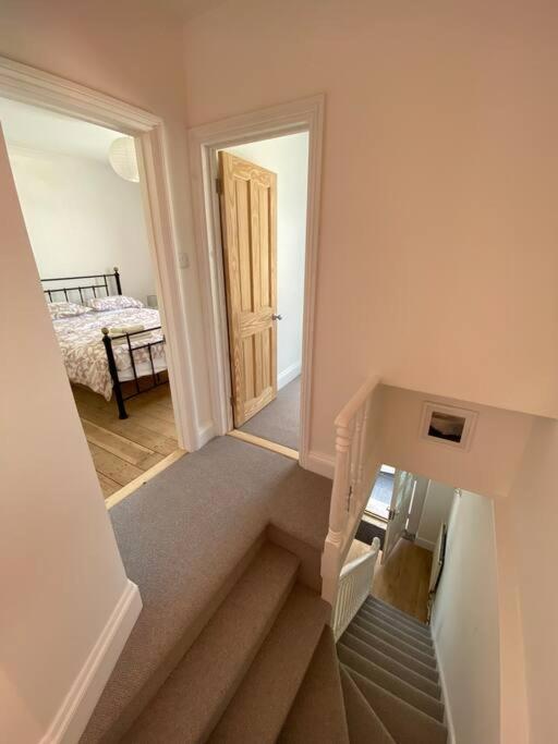 Beautiful 2 Bed End Terrace Victorian Town House Apartment Редрът Екстериор снимка