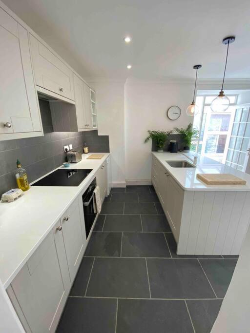 Beautiful 2 Bed End Terrace Victorian Town House Apartment Редрът Екстериор снимка